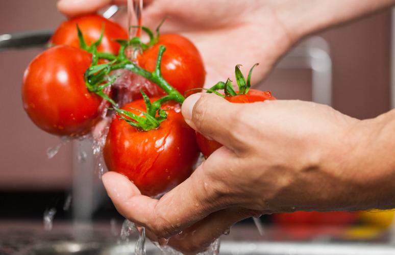 很好地洗西红柿。